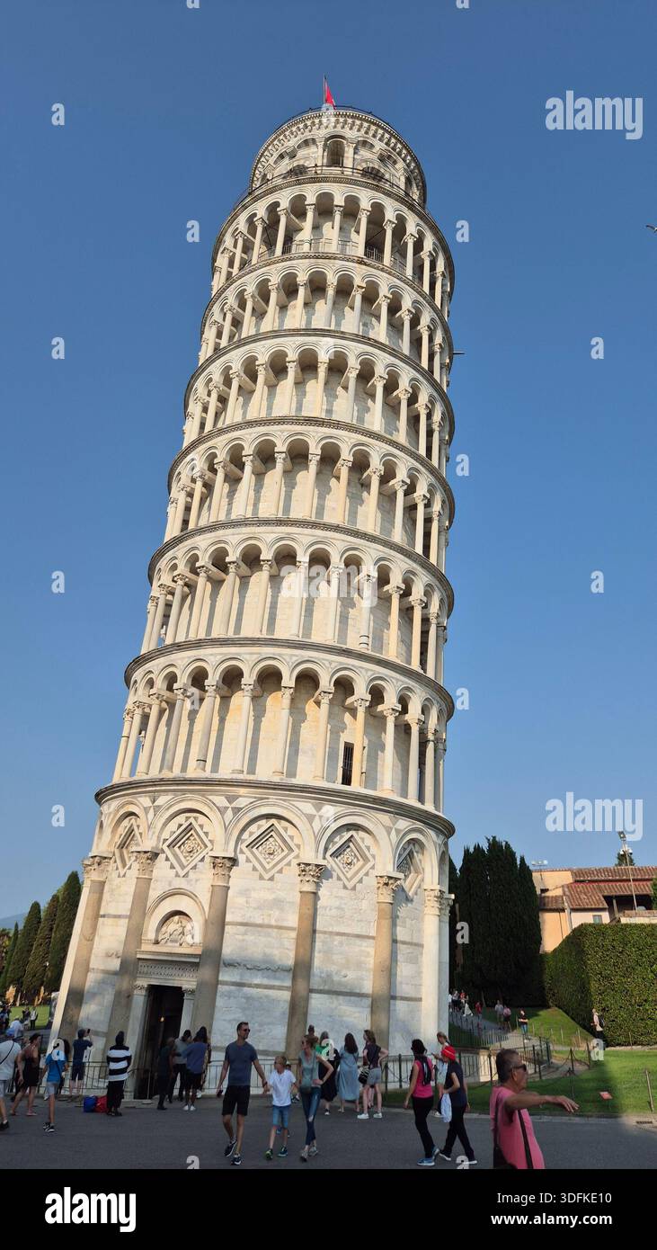 Ikonischer Schiefer Turm von Pisa in Italien - Smartphone-aufgenommenes Stockfoto