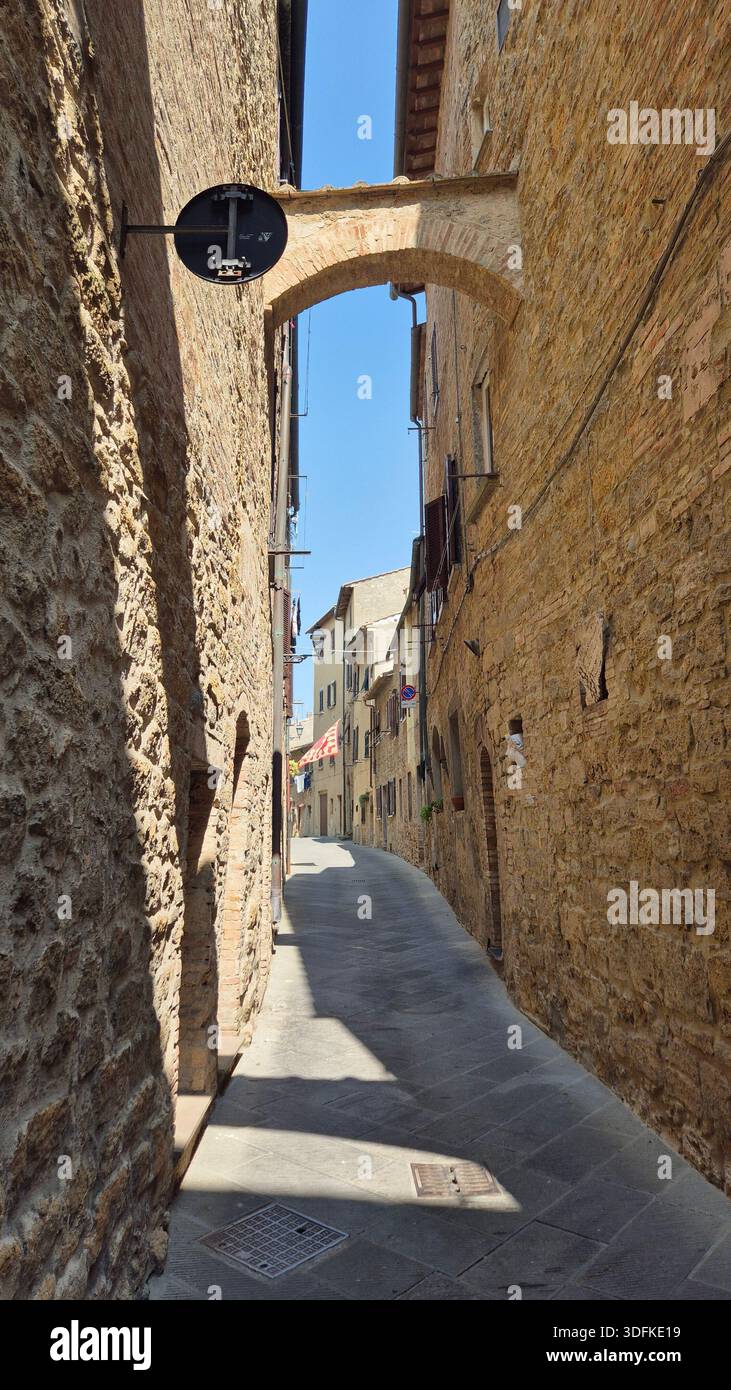 Historische enge Gasse in Siena, Italien - Smartphone-aufgenommenes Stockfoto