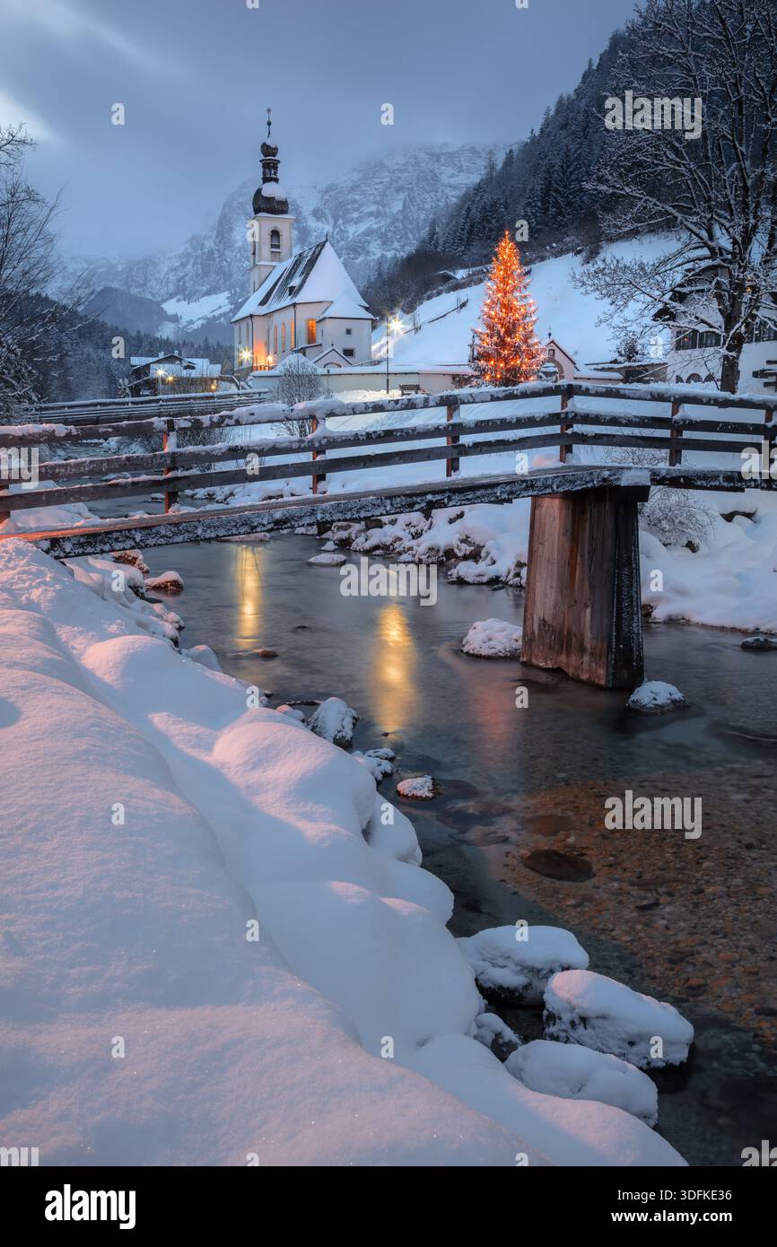 Winterwunderland in den Alpen. Landschaftsbild der bayerischen Alpen während der Weihnachtszeit mit der Pfarrkirche St. Sebastian in Ramsau bei Berch Stockfoto