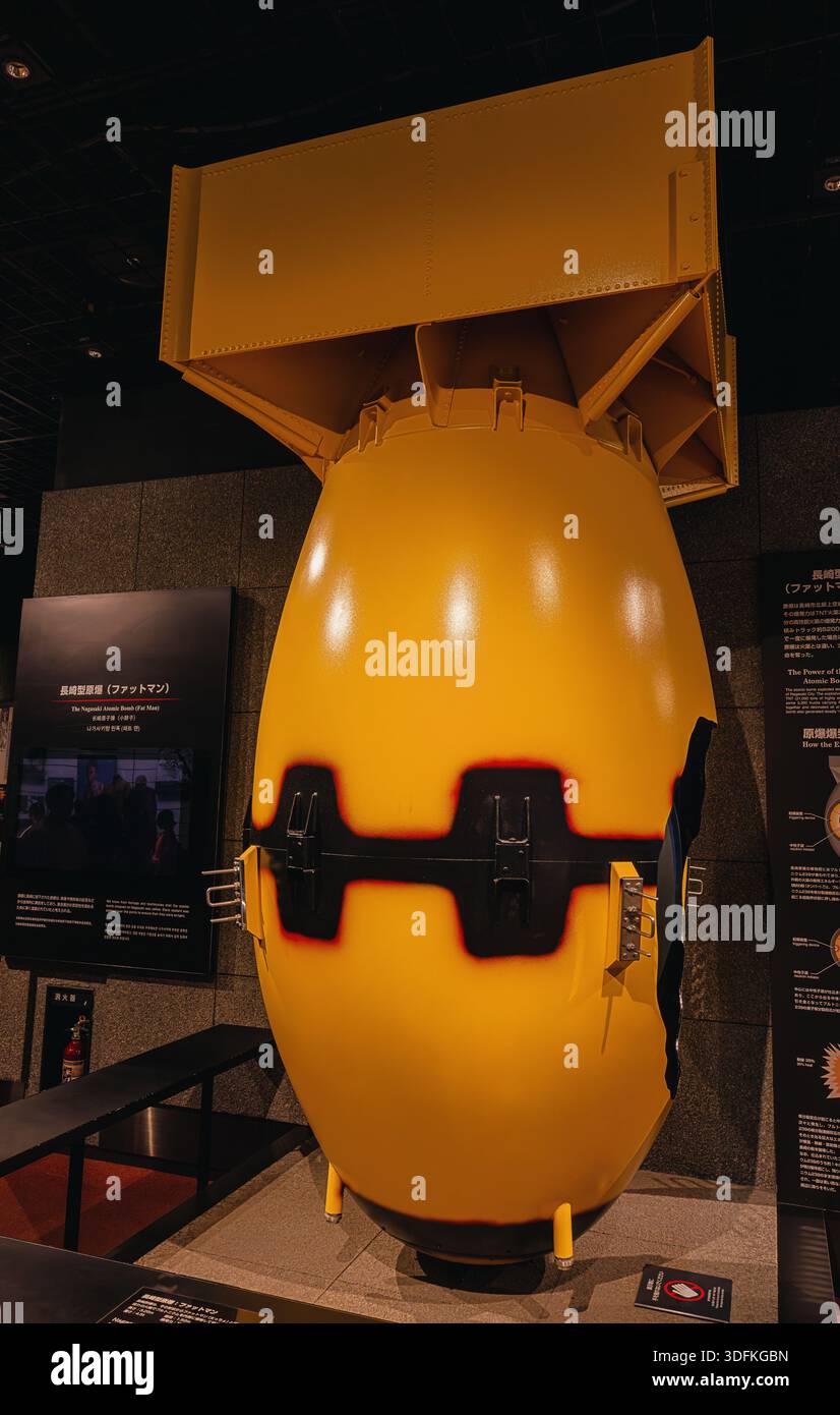 Editorial: NAGASAKI, KYUSHU, JAPAN, 29. August 2025 - Eine Nachbildung des Fat man in vollem Maßstab, ausgestellt im Atombombenmuseum in Nagasaki Stockfoto