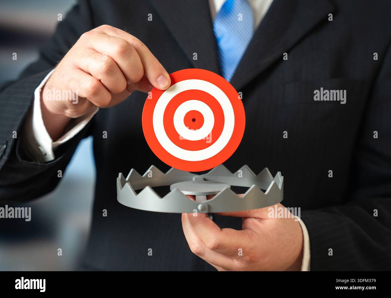 Das Ziel als Köder in einer Falle. Unerreichbare Geschäftsziele. Unrealistische Ziele, druckgesteuerte Planung und strategische Fehler. Burnout, Verlust o Stockfoto