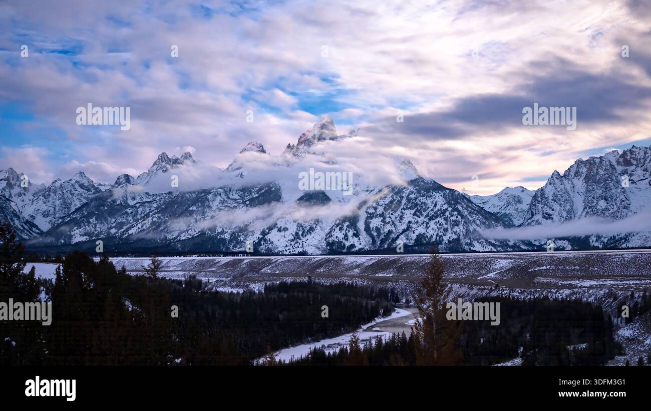 Sonnenaufgang am frühen Morgen über der Grand Teton Mountain Range im Winter Stockfoto