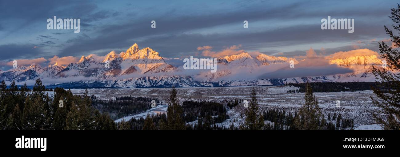 Panoramaaufnahme eines kalten Sonnenaufgangs über den Grand Teton Mountains im Winter Stockfoto