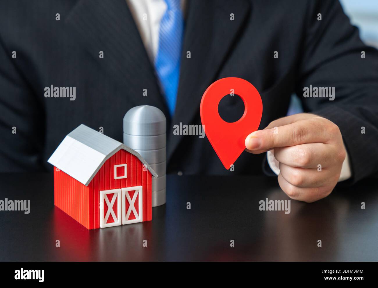 Schild „Farm“ und „Geolocation“. Grundstücksmarkt. Überprüfung des Standorts der landwirtschaftlichen Erzeugung. Transparenz in der Landwirtschaft, der Kontrolle des Landbesitzes und der Digitaltechnik Stockfoto