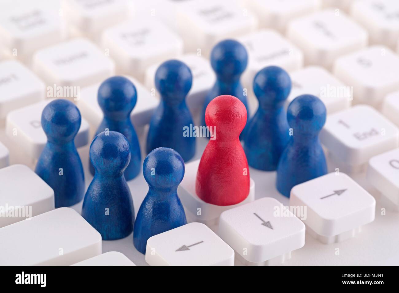 Einzigartige Person in der Masse auf dem Computer Tastatur Stockfoto