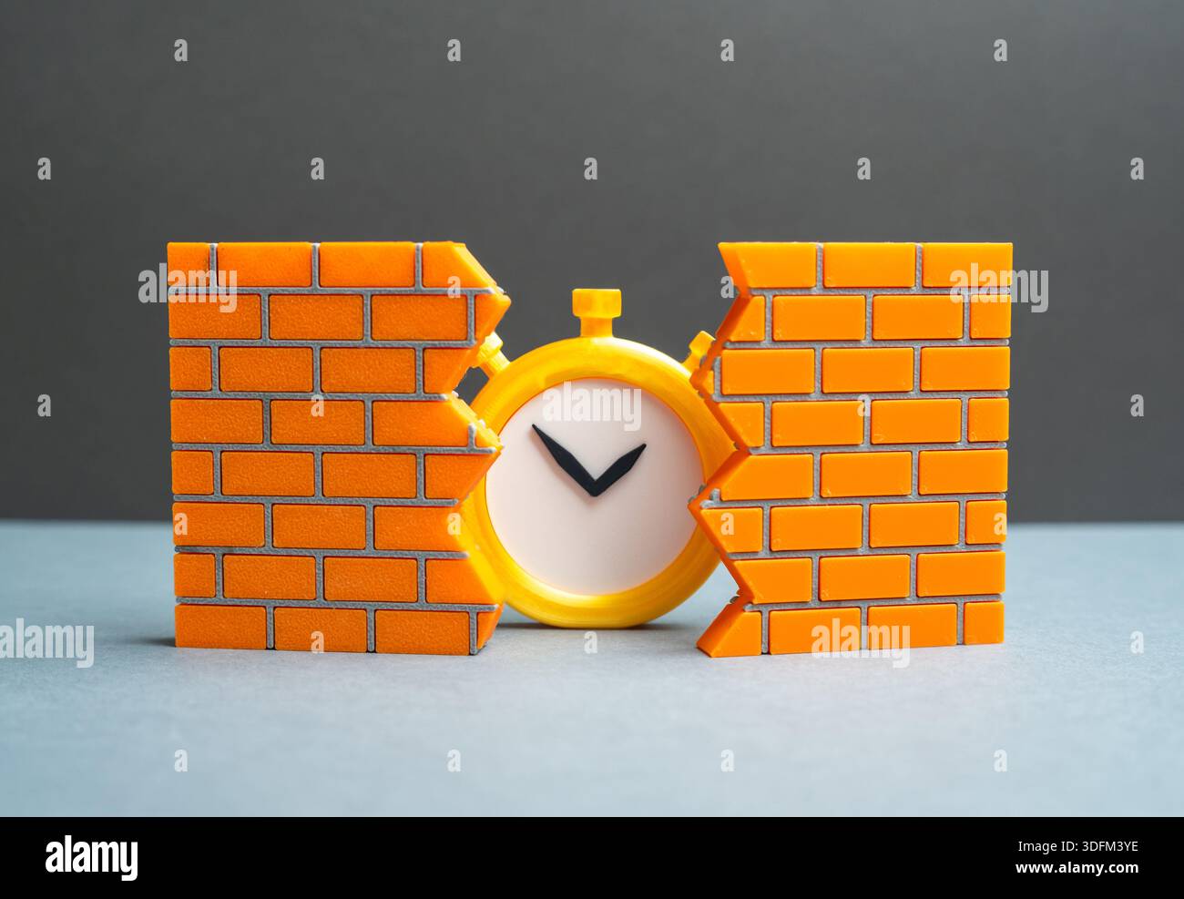 Eine Stoppuhr in einem Loch in der Wand. Begrenzte Zeit, Countdown. Das Konzept der Unvermeidbarkeit des Endes Termindruck, Dringlichkeitsgefühl Stockfoto