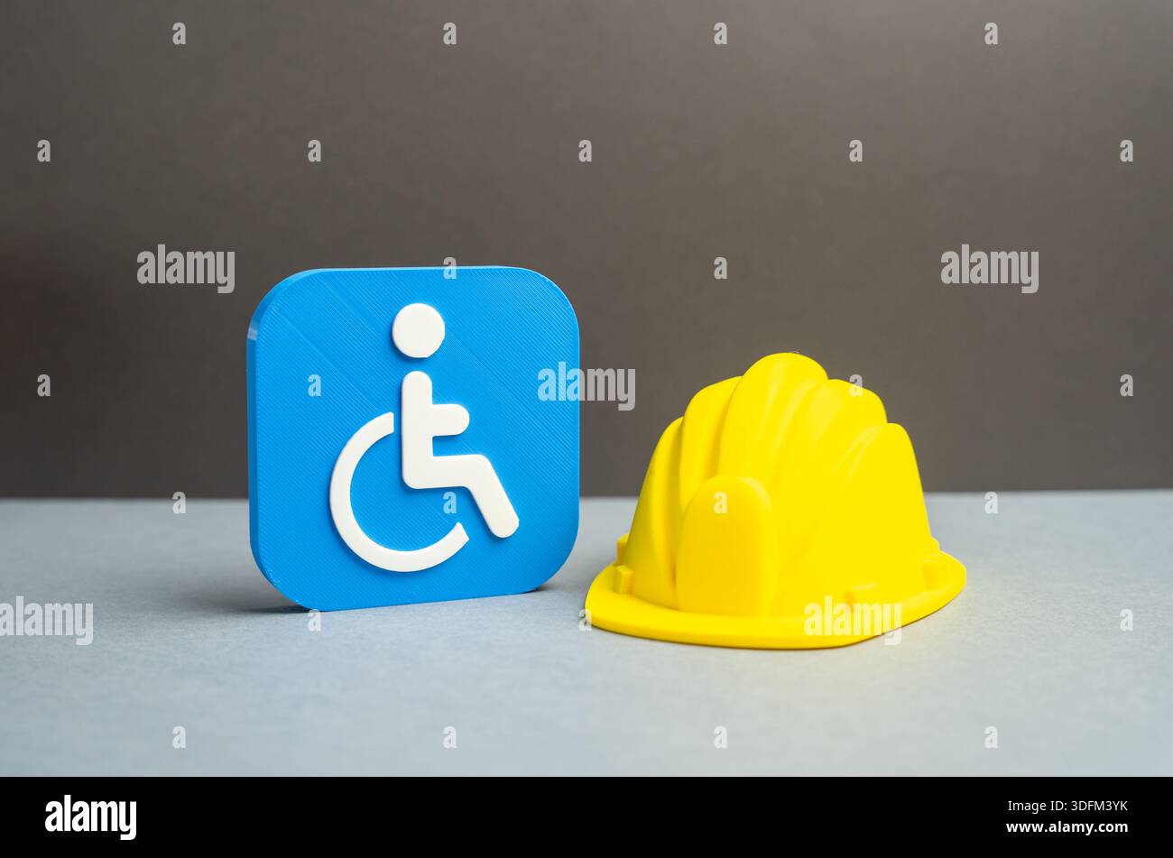 Behindertensymbol und gelber Schutzhelm. Arbeitsplätze für Menschen mit Behinderungen. Barrierefreie Arbeitsplätze. Barrierefreie Umgebung und Infrarot Stockfoto