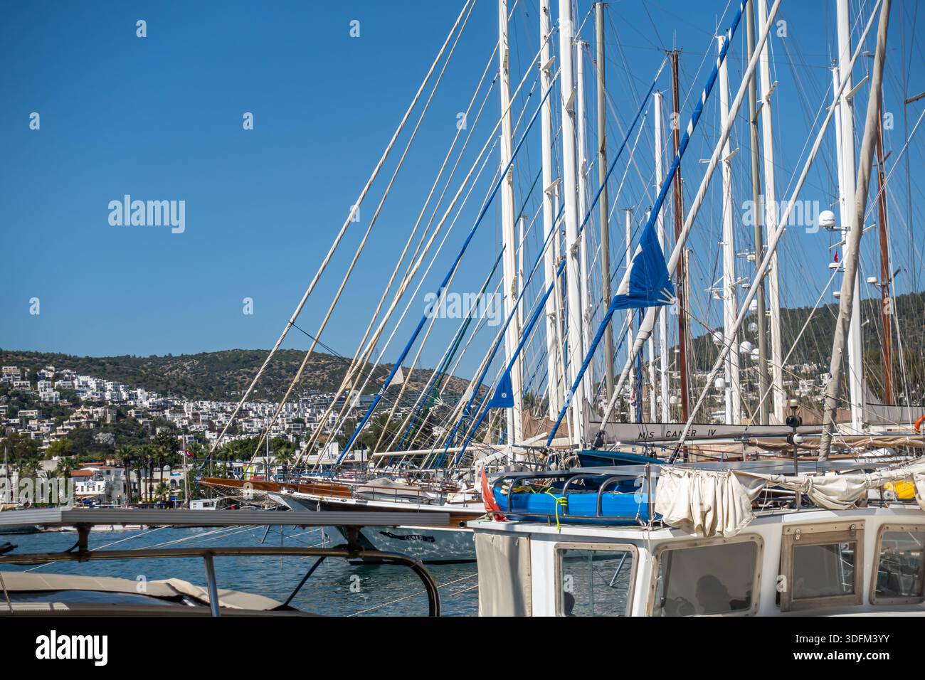 yachthafen gefüllt mit traditionellen türkischen Booten, bekannt als Gulets und andere Yachten in Bodrum, Türkei, dem wichtigsten Segelzentrum Stockfoto