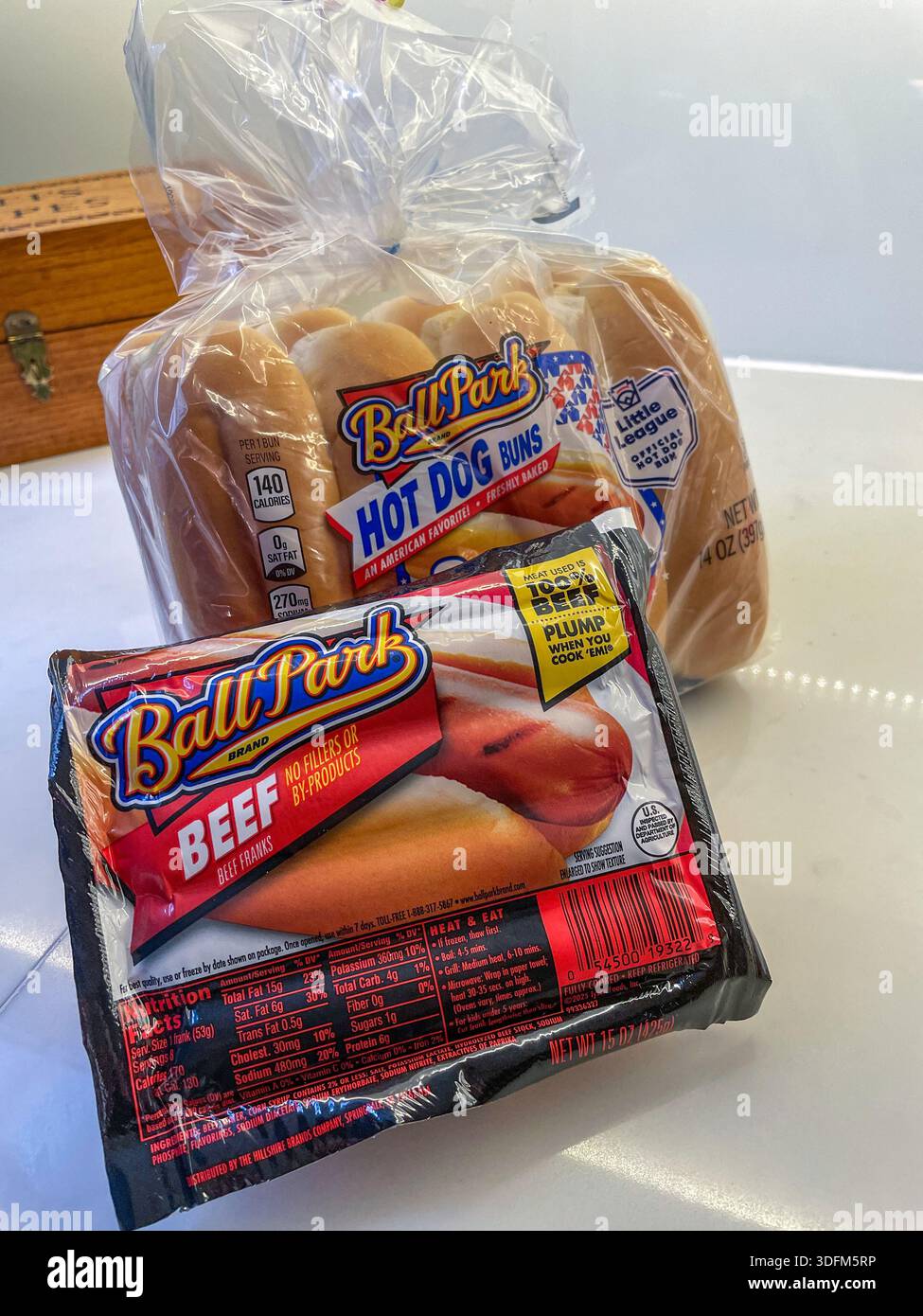 Packungen Ballpark, alle Rindfleisch Hotdogs und Brötchen auf der Küchentheke, 2025, USA - Smartphone-aufgenommenes Stockfoto