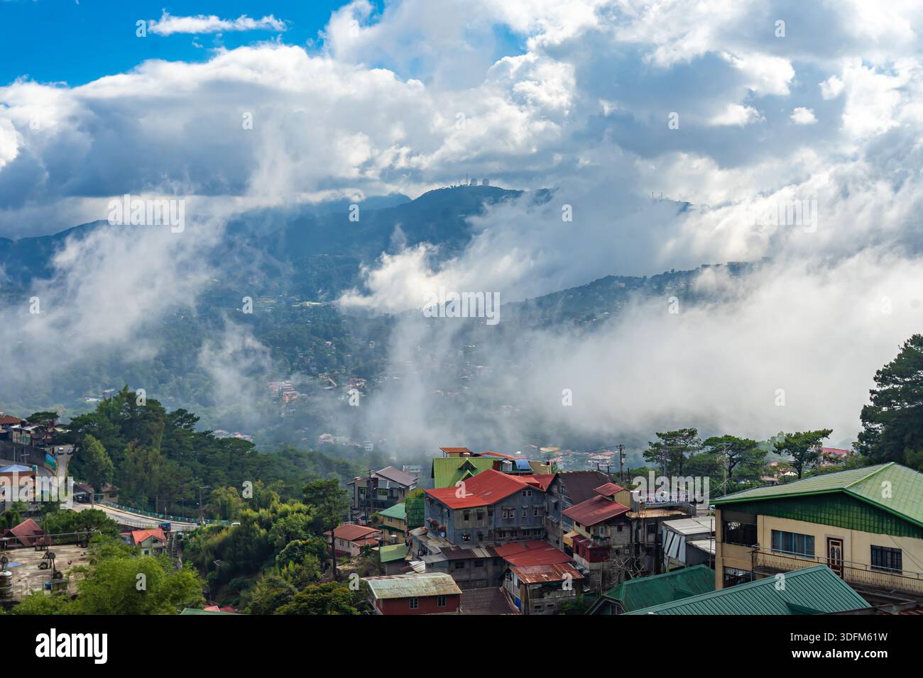 Ein malerischer, nebeliger Blick auf Baguio City in den Cordillera Mountains im Norden von Luzon, Philippinen. Stockfoto