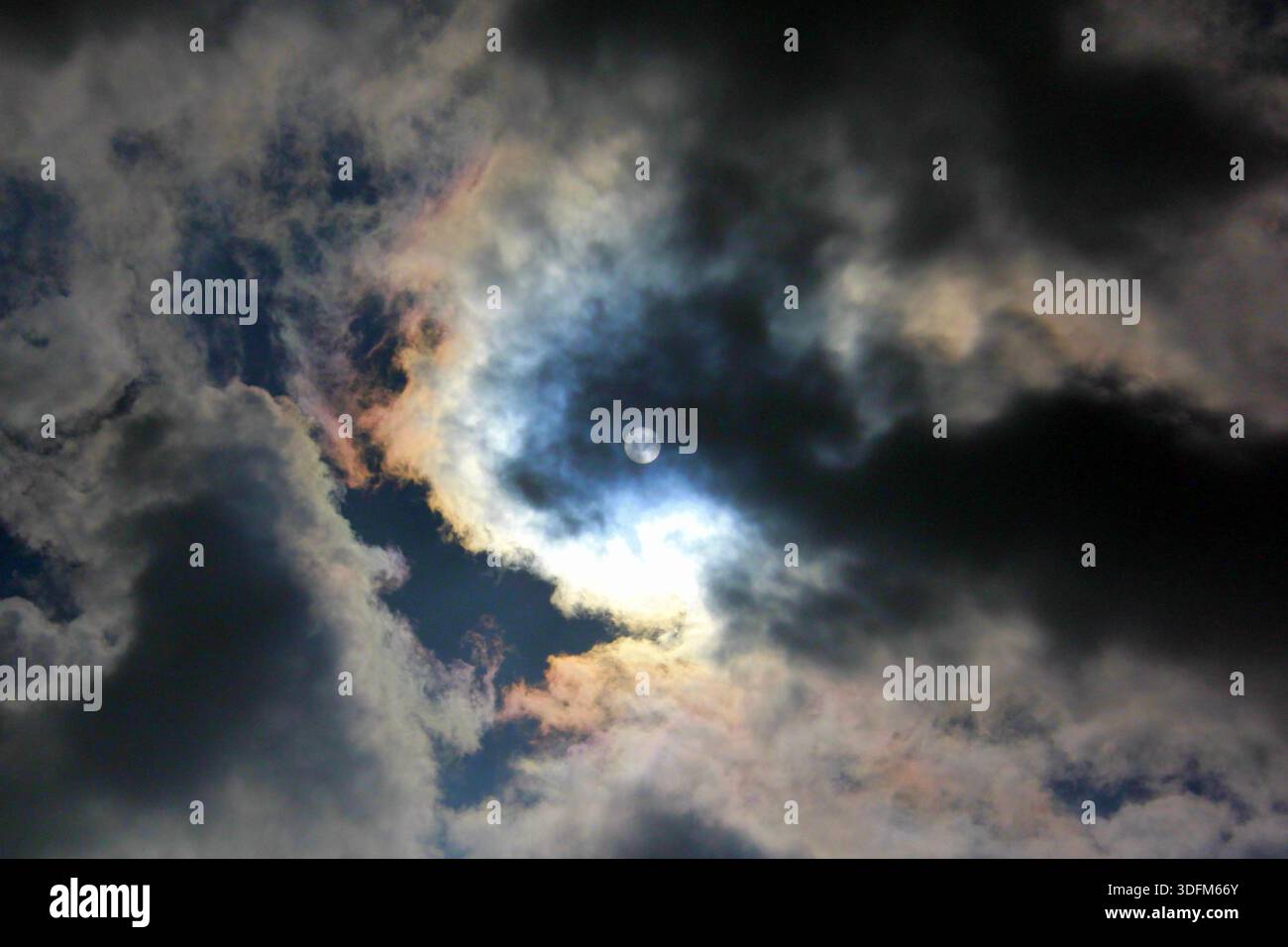 Sonne Versteckt Hinter Dramatischen Wolken Stockfoto