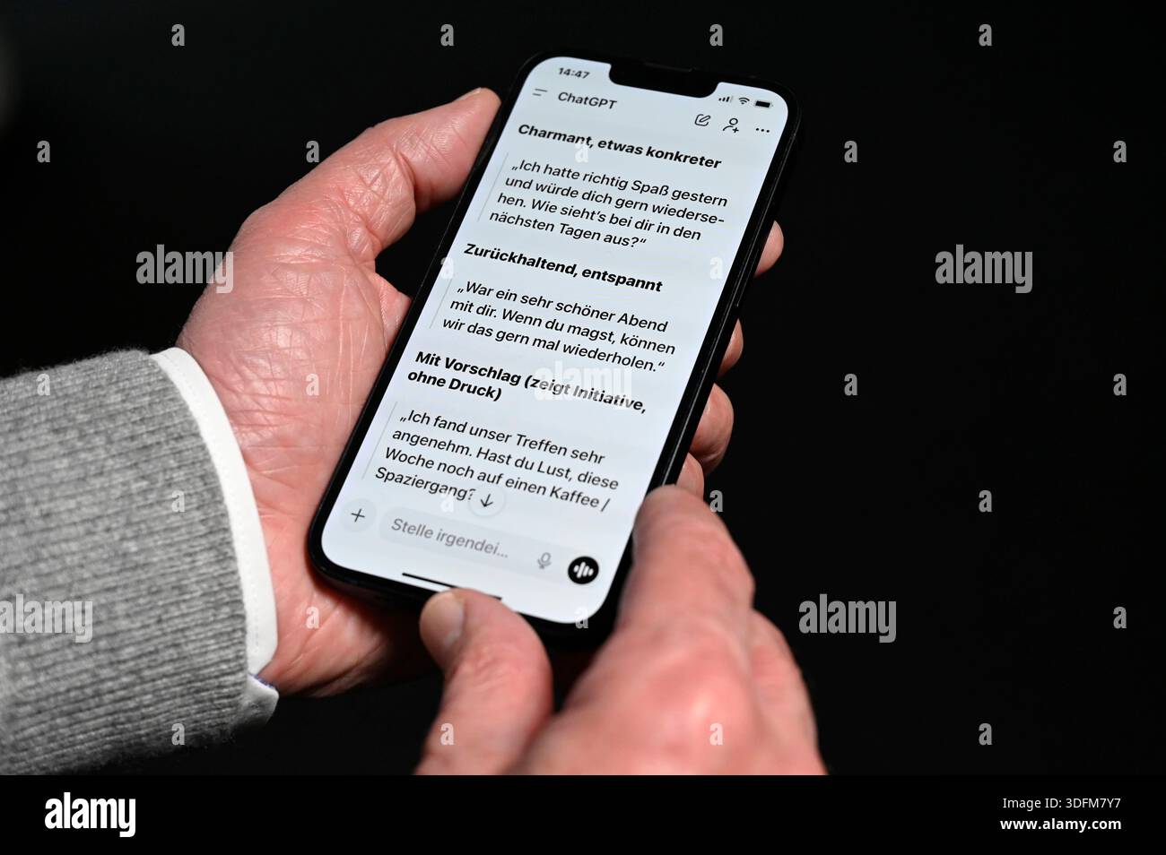 ChatGPT Unterhaltung auf einem Smartphone Themenfoto vom 08.01.2026. NUR REDAKTIONELLE VERWENDUNG *** ChatGPT-Konversation auf einem Smartphone Themenfoto vom 08 01 2026 NUR REDAKTIONELLE VERWENDUNG Copyright: epd-bild/HeikexLyding  DSC0458 Stockfoto