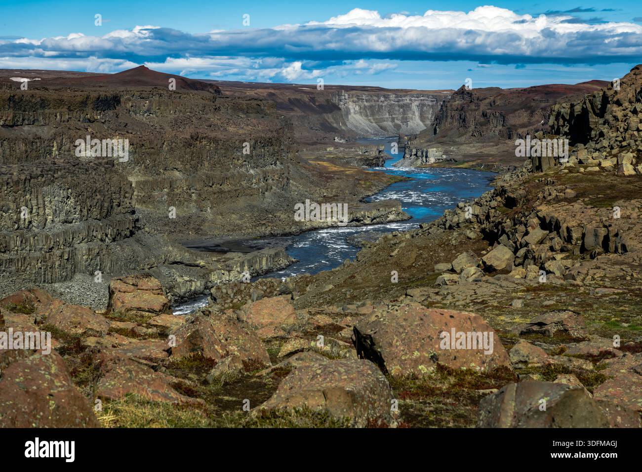 Blick auf den mächtigen Dettifoss Wasserfall schlängelt sich durch die zerklüftete, felsige Landschaft unter einem Wolkenhimmel, Vatnajokull Park, Nordosten Icel Stockfoto