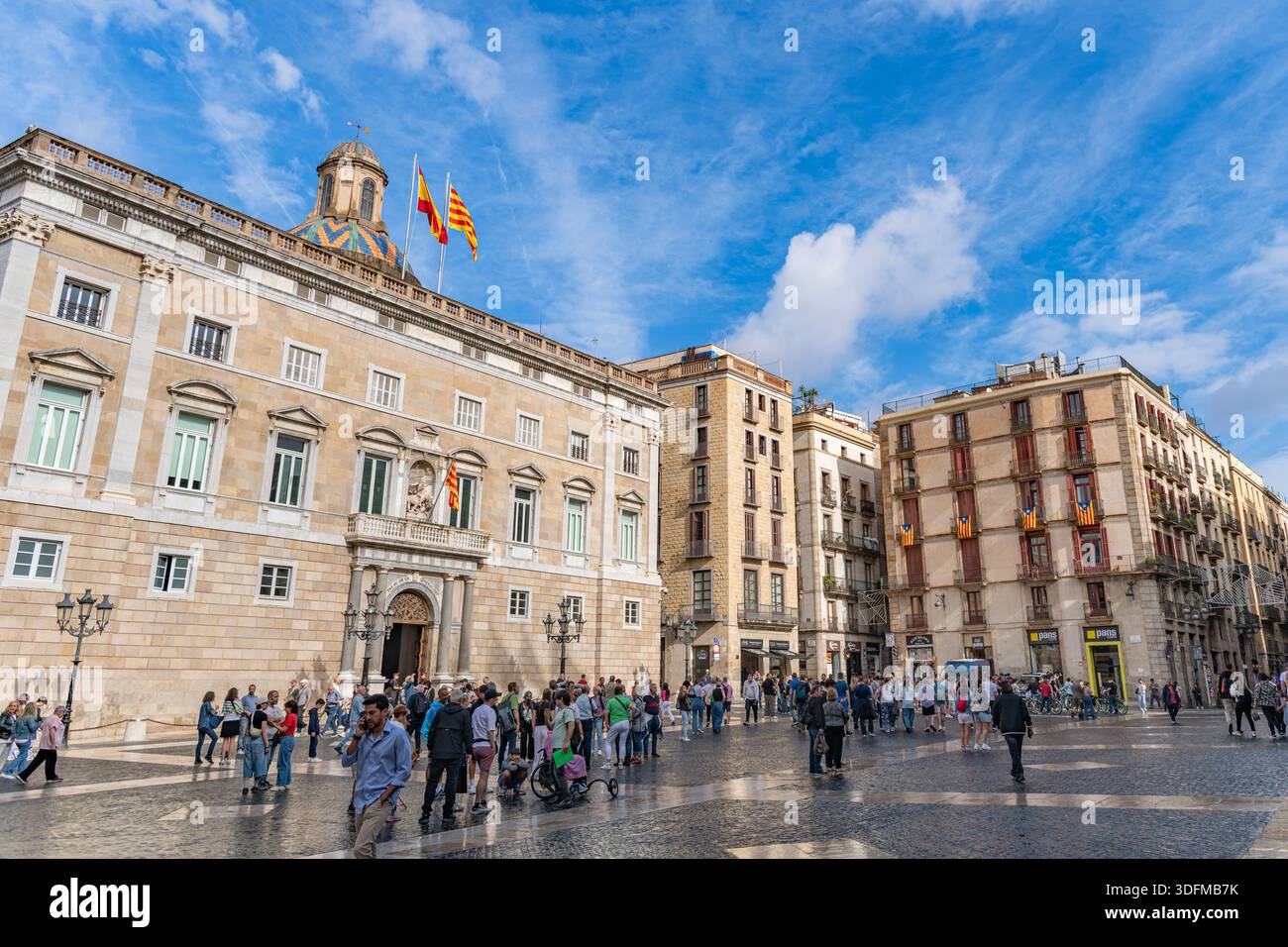 Barcelona, Spanien - 20. Oktober 2025: Touristen wandern auf dem Plac de Sant Jaume in der Nähe des Palau de la Generalitat. Stockfoto