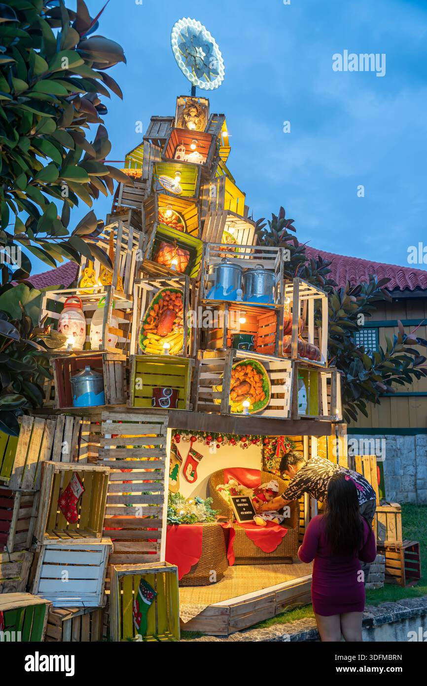 Weihnachtsbaumausstellung, Außenskulptur, aus Holzkisten mit Geschenken, Cebu City, Philippinen Stockfoto