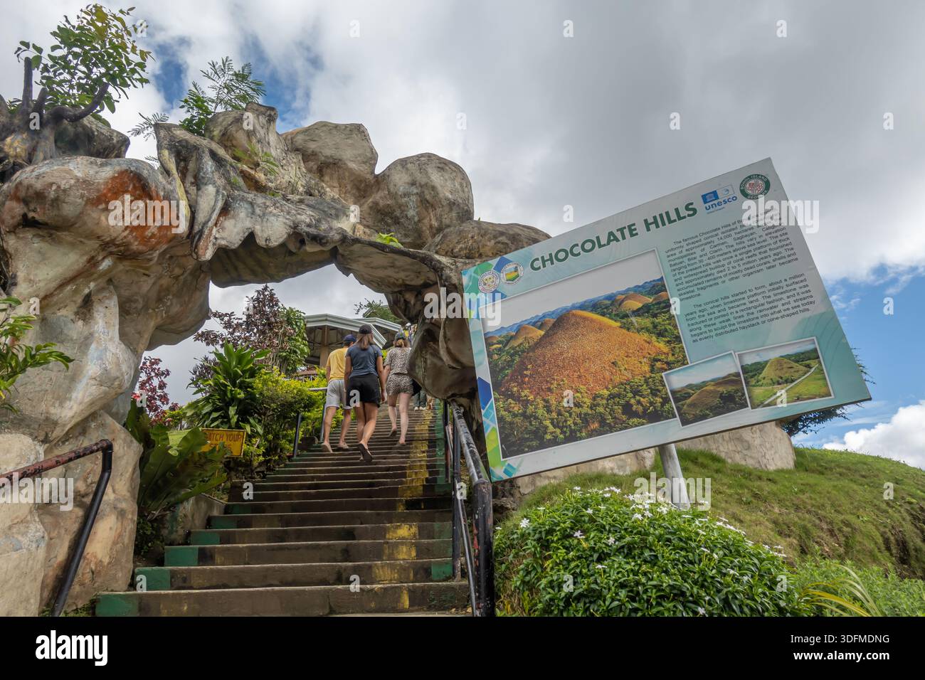 Besucher steigen die Treppe an der Aussichtsplattform der berühmten Chocolate Hills in Bohol, Philippinen, hinauf. Eingangsschild Stockfoto