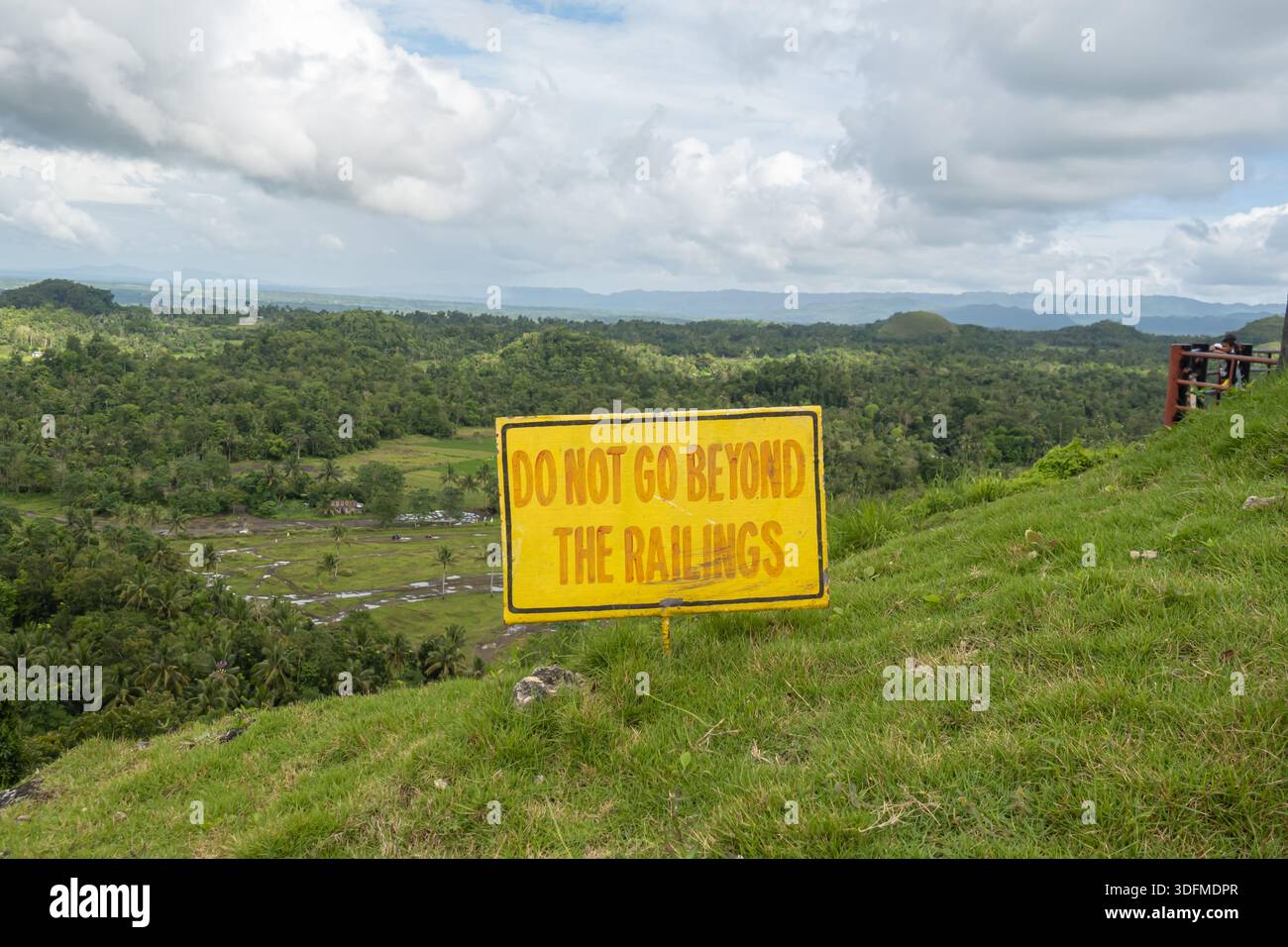 Das Schild warnt Besucher, sich in einer ausgewiesenen sicheren Gegend an einem malerischen Aussichtspunkt, den Chocolate Hills in Bohol, Philippinen, zu befinden. Stockfoto