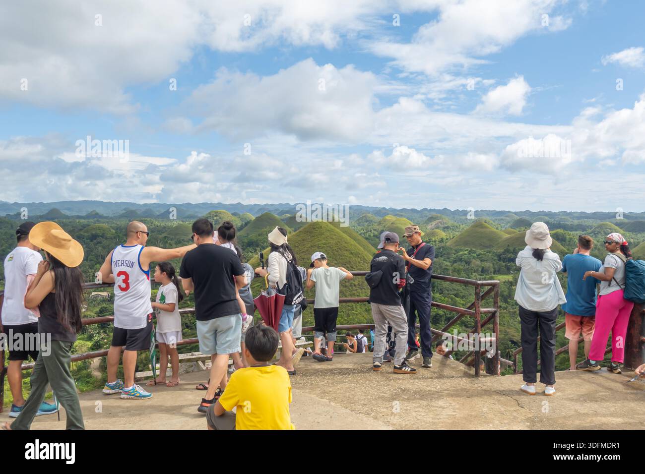 Touristen an der Aussichtsplattform der Chocolate Hills in Bohol, Philippinen. Berühmte geologische Formation und natürliche Attraktion in der Region Stockfoto