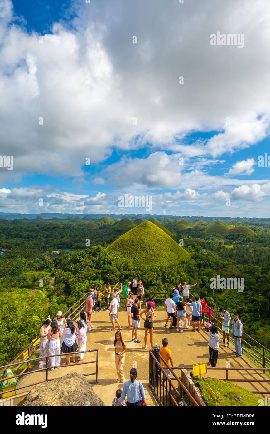 Touristen an der Aussichtsplattform der Chocolate Hills in Bohol, Philippinen. Berühmte geologische Formation und natürliche Attraktion in der Region Stockfoto