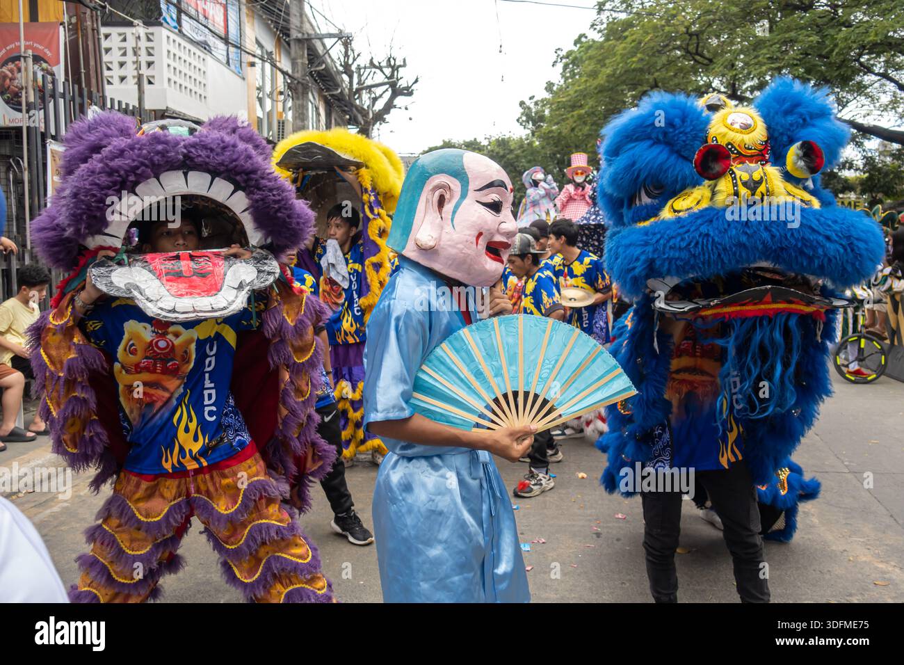 Masskara-Prozession, Teilnehmer tragen aufwendig lächelnde Masken und Kostüme. Hamaka Festival, Taytay, Rizal, Philippinen. Stockfoto