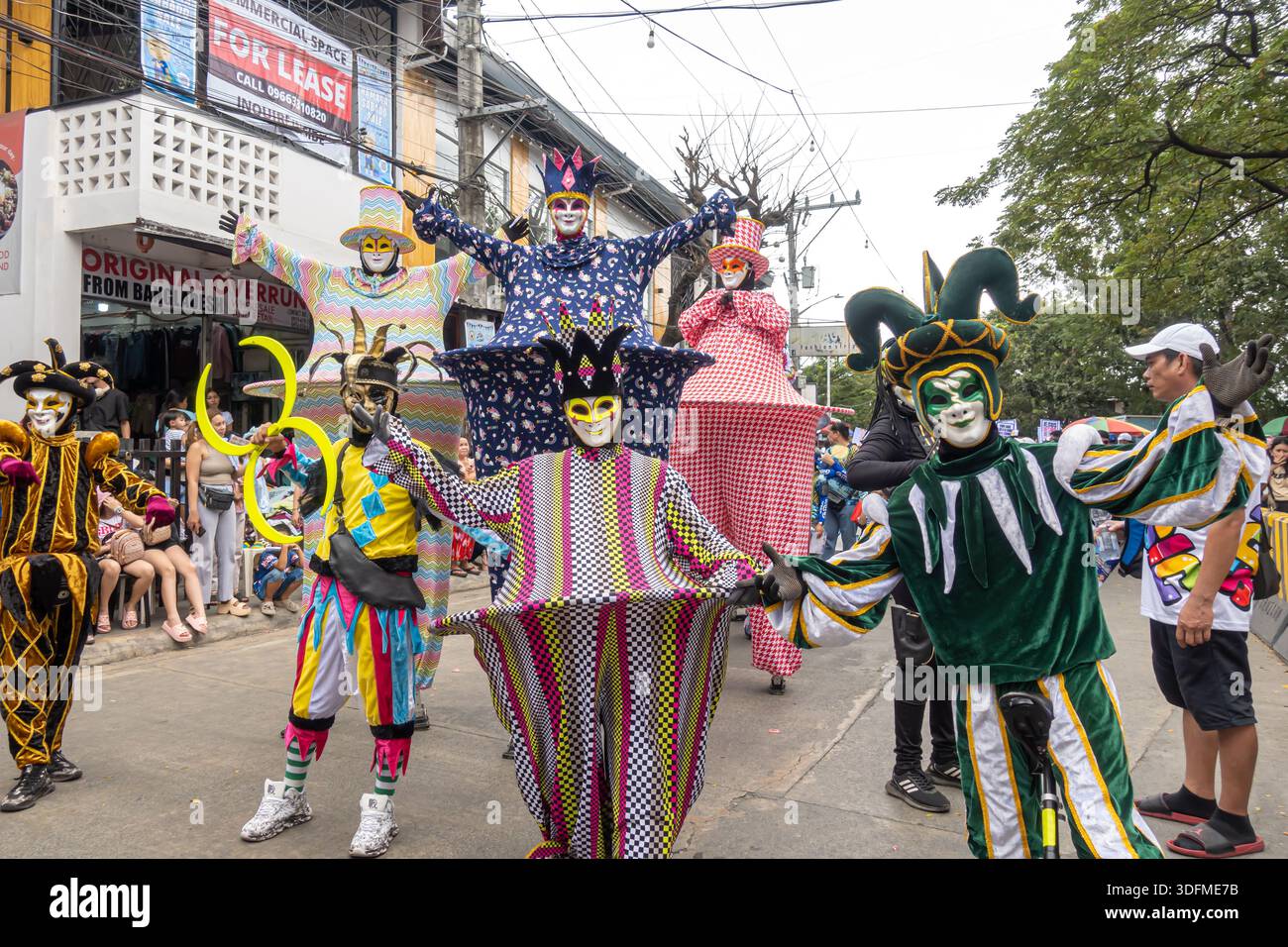 Masskara-Prozession, Teilnehmer tragen aufwendig lächelnde Masken und Kostüme. Hamaka Festival, Taytay, Rizal, Philippinen. Stockfoto