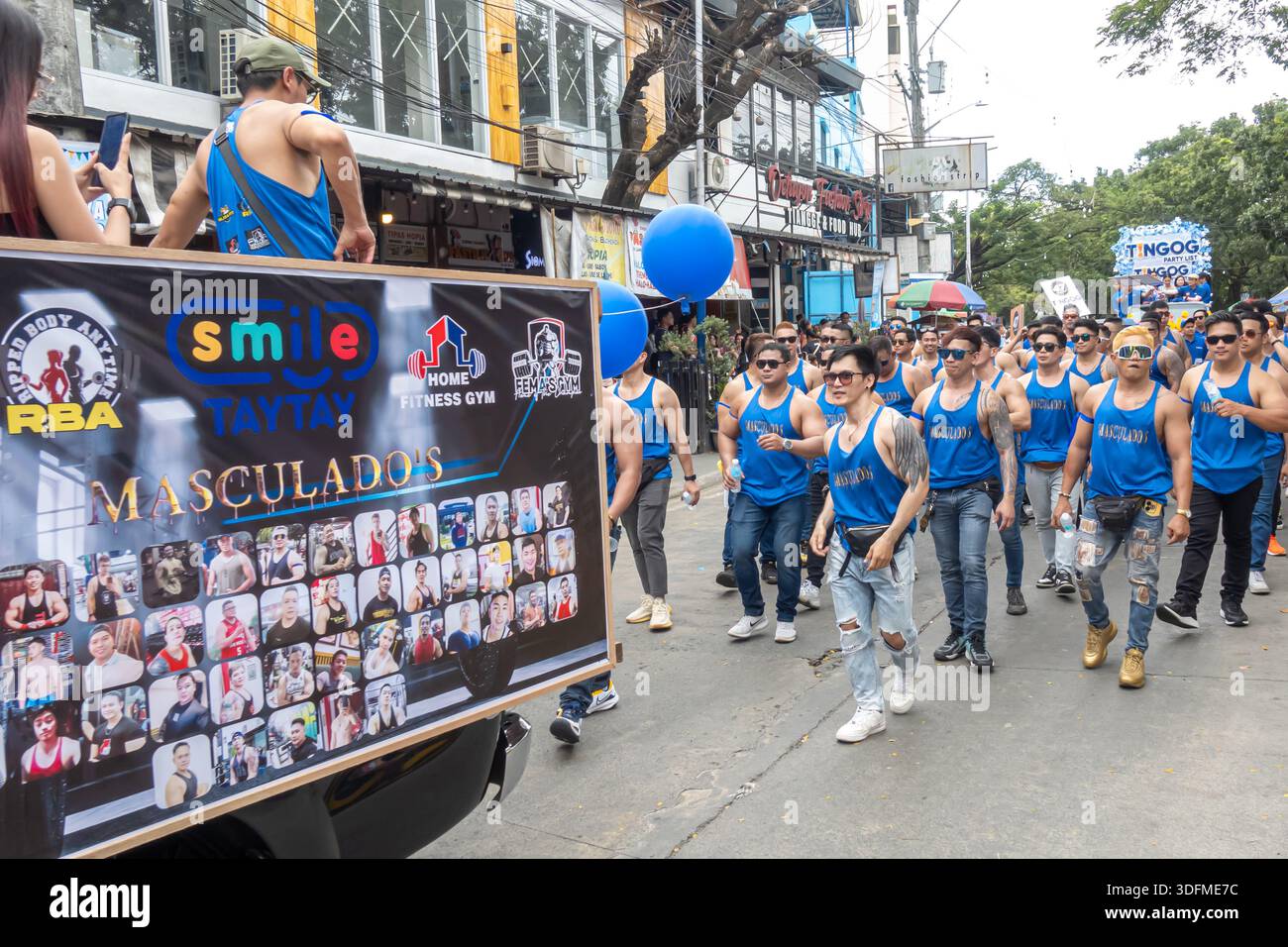 Masculados, Heimfitness-Gym-Prozession von gut gebauten Männern, die beim Hamaka-Festival in Taytay, Rizal, Philippinen vormarschieren. Stockfoto