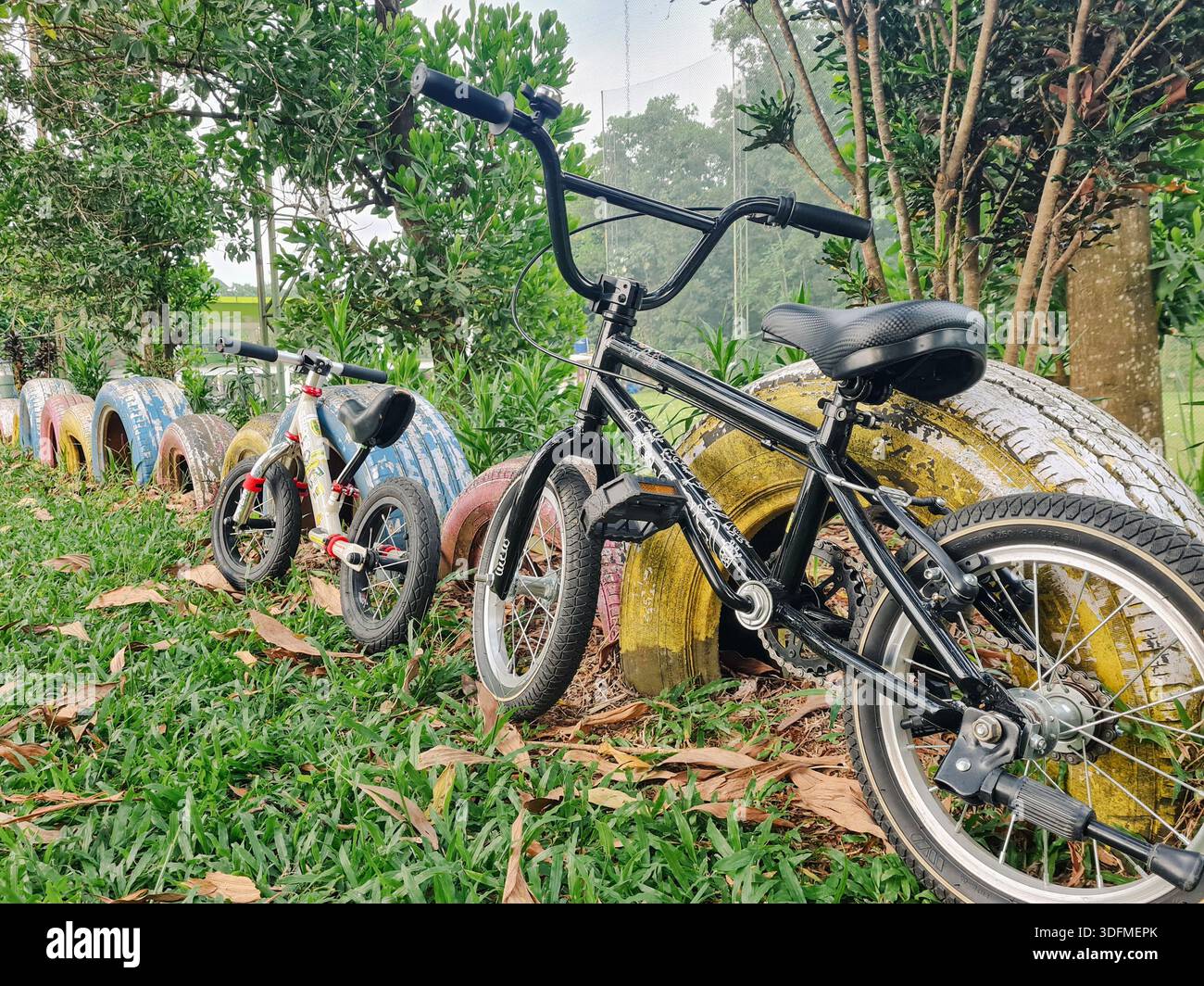 Kinder Mini BMX und Balance Bike im Park Cycling Track Bereich Stockfoto