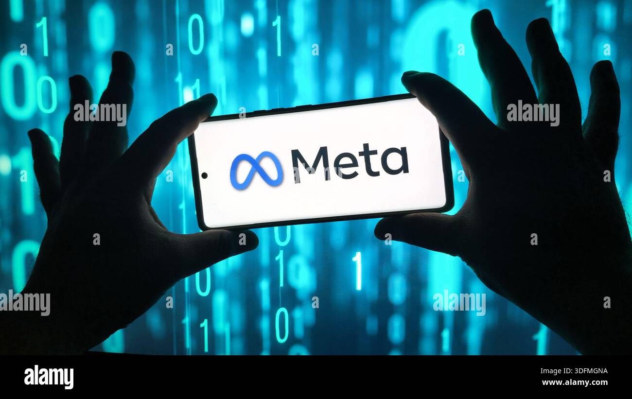Silhouettenzeiger halten ein Smartphone mit dem Meta-Logo vor einem digitalen Datenhintergrund, das künstliche Intelligenz und fortschrittliche Intelligenz repräsentiert - Smartphone-aufgenommenes Stockfoto
