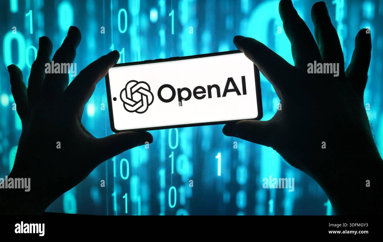 Silhouette Hände, die ein Smartphone halten, das das OpenAI-Logo vor einem digitalen Datenhintergrund zeigt und künstliche Intelligenz und fortschrittliche Intelligenz repräsentiert - Smartphone-aufgenommenes Stockfoto