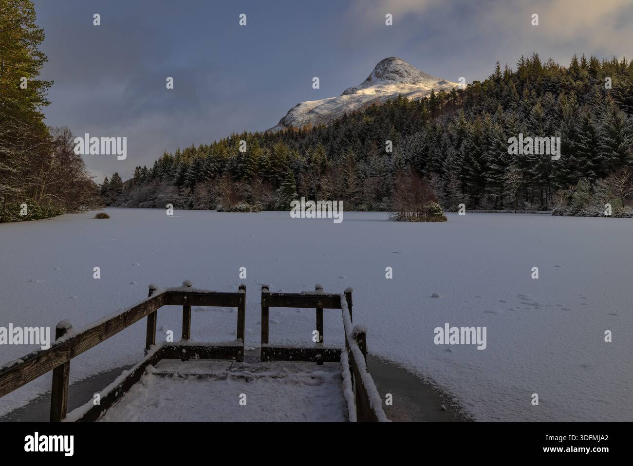 Ein gefrorener Glencoe Lochan in den schottischen Highlands Stockfoto