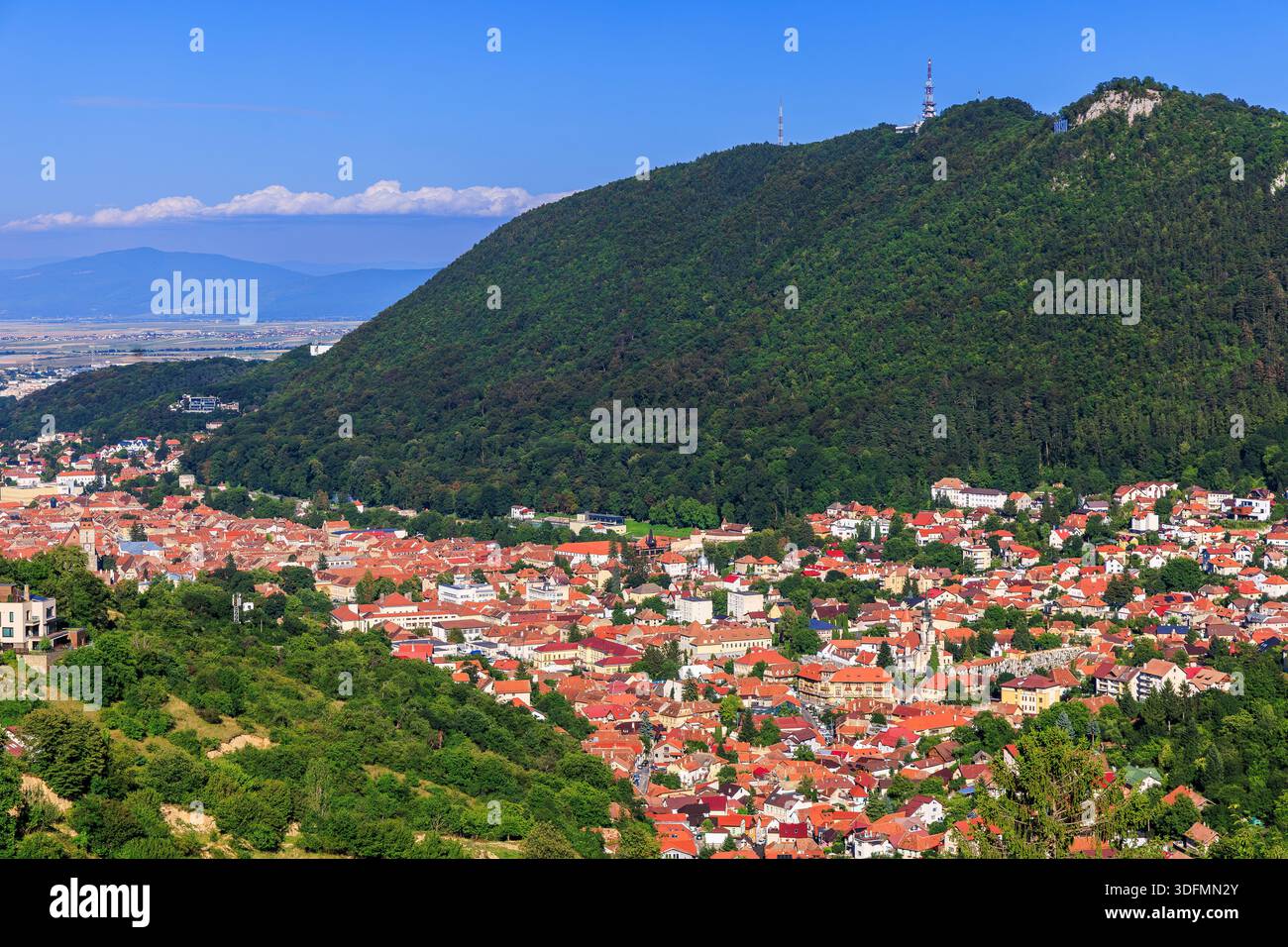 Brasov, Rumänien. Landschaft mit historischer Stadt in Siebenbürgen vom Aussichtspunkt Belvedere. Stockfoto