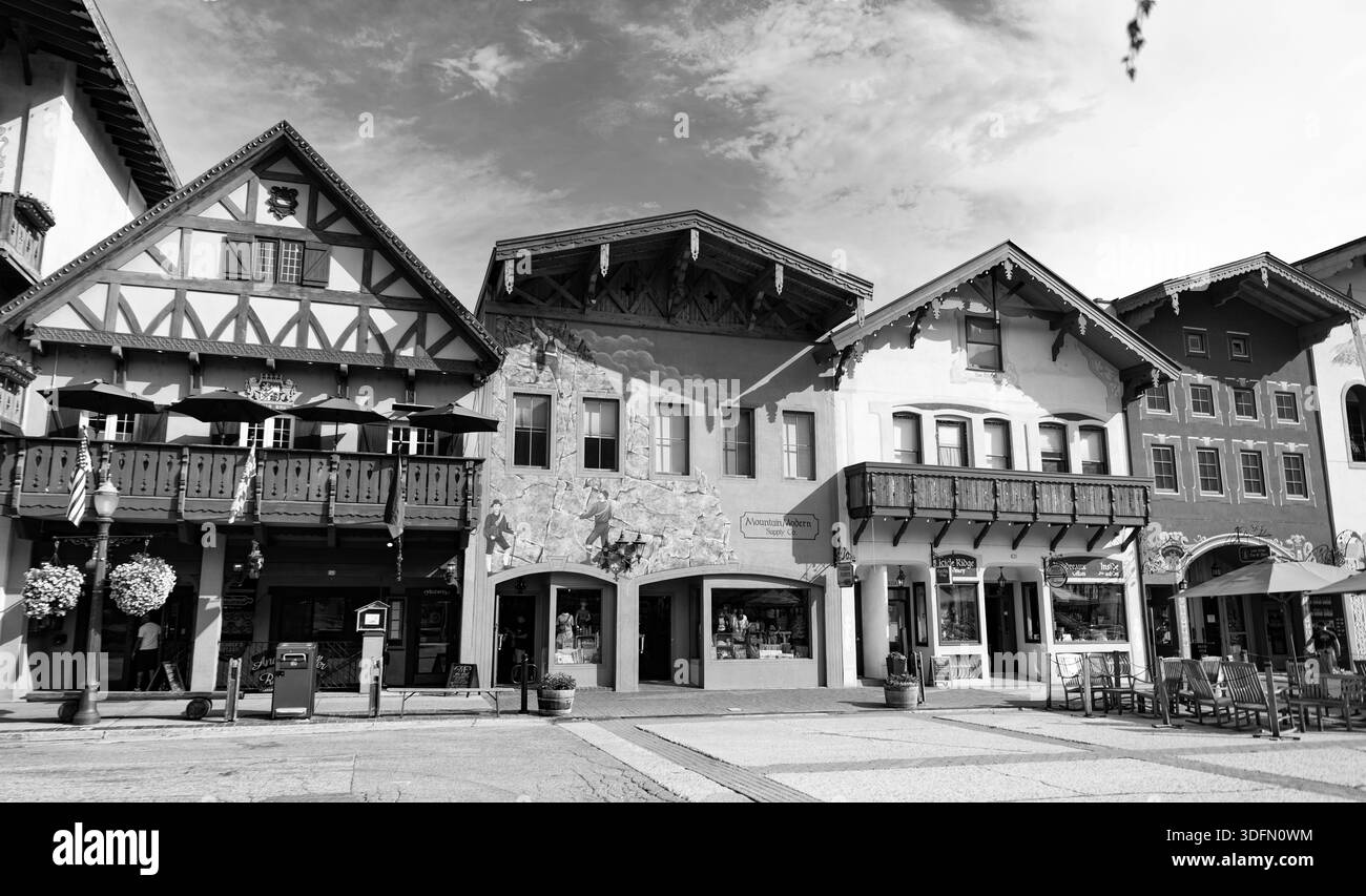 Leavenworth, Washington, USA - 22. Juli 2024: Bayerisches Dorf Leavenworth, Washington mit thematischem Straßencafé und Geschäft auf der Straße. Schön Stockfoto