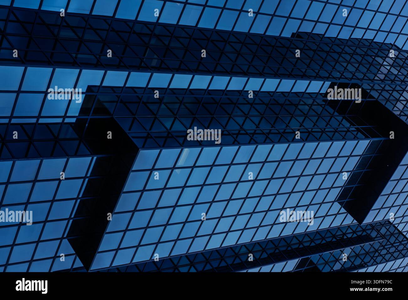London, Großbritannien 04-11-2024 Ein moderner Wolkenkratzer mit einer charakteristischen geometrischen Fassade aus blauen Glaspaneelen reflektiert den Himmel. Stockfoto
