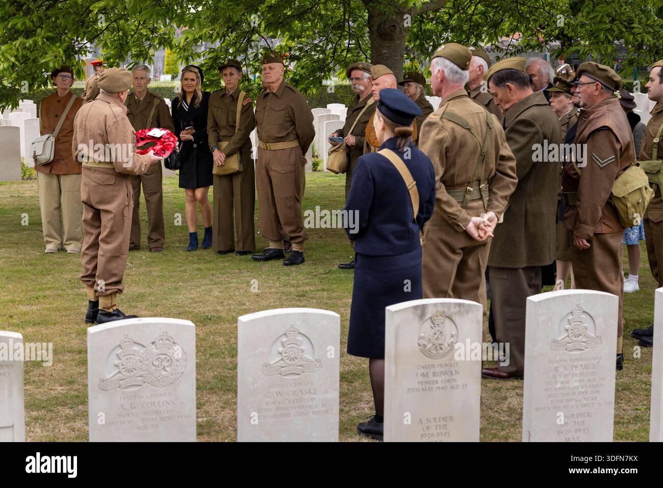 Warn and Peace Displays erinnern Fahrzeugbesitzer an die Gefallenen mit einer eigenen Zeremonie in den Commonwealth war Graves in Dünkirchen. Eine Gedenkzeremonie Stockfoto