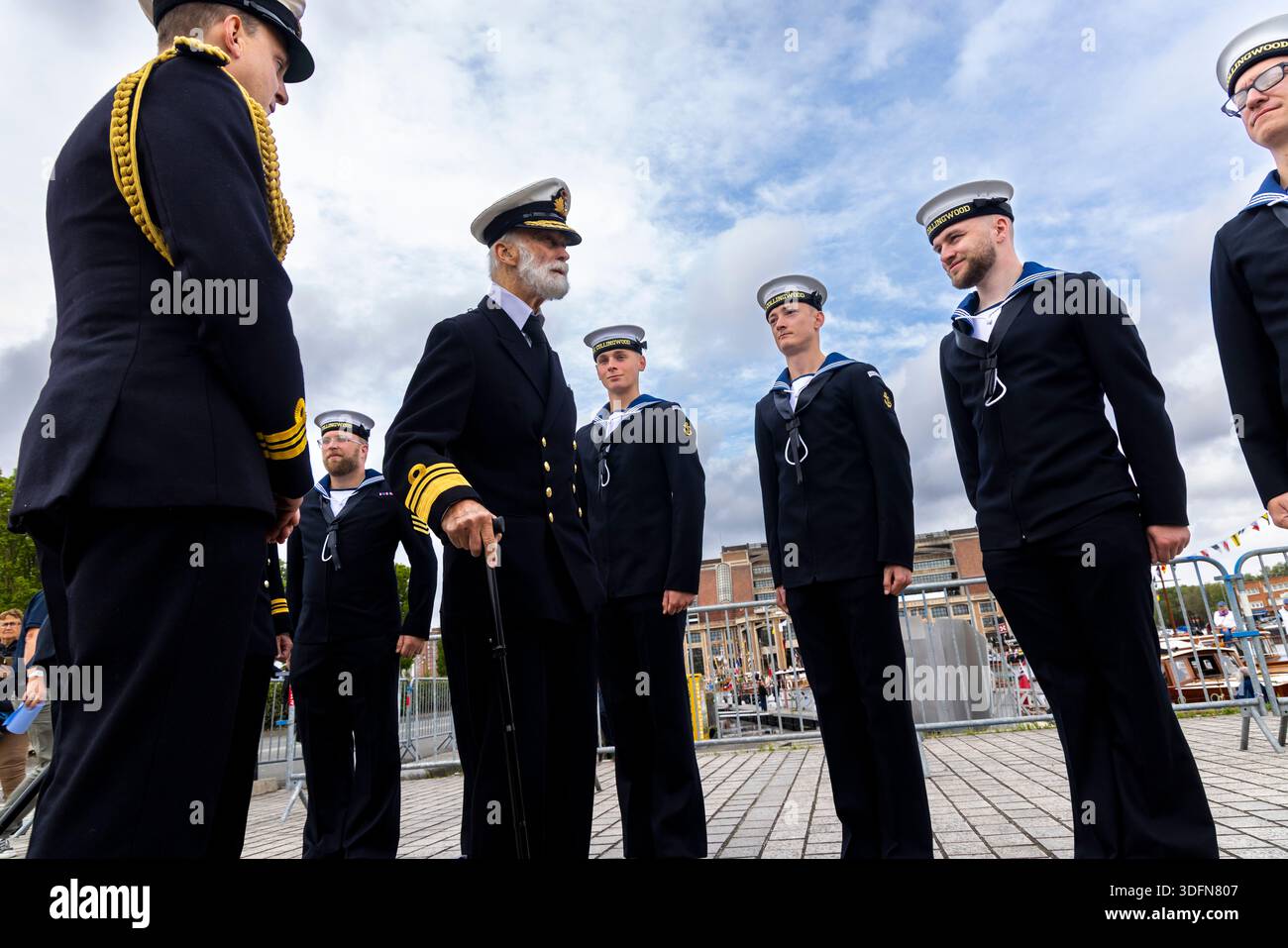 Prinz Michael von Kent besucht die kleinen Schiffe im Hafen von Dunkirk und inspiziert Mitglieder des Royal Navy Training College HMS Collingwood du Stockfoto