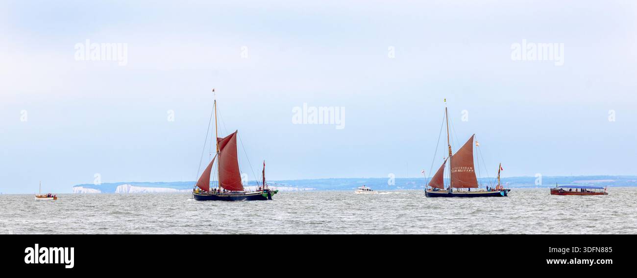 Die Thames Barges Pudge und Greta, gefolgt von New Britannic, passieren die weißen Klippen von Dover, Teil der Flotte von 52 kleinen Dunkirk-Schiffen, die die überqueren Stockfoto