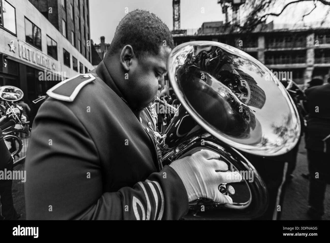 FAKI: Ein französischer Hornspieler der Kimbanguist Brass Band bei der Neujahrsparade in London. Stockfoto