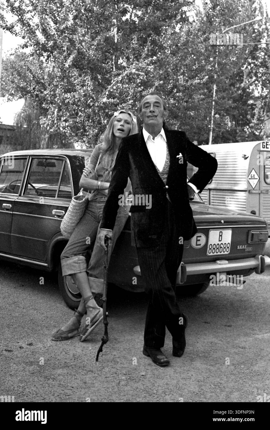 Salvador Dali Maler Genie surrealisme katalanisch AMANDA LEAR Artiste comedienne Banyoles 70 Foto Gesicht Posing Front Kamera Stockfoto