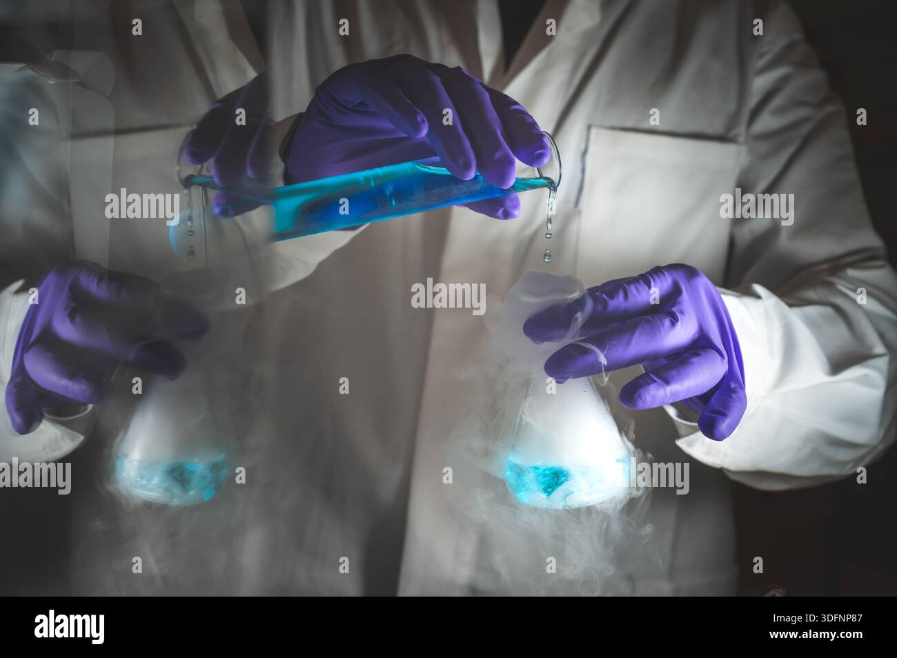 Rauchige Experimente mit Blautröpfchen. Wissenschaftler arbeiten an chemischen Reaktionen und erzeugen dicken Rauch aus einem Glaskolben. Kopierraum Stockfoto