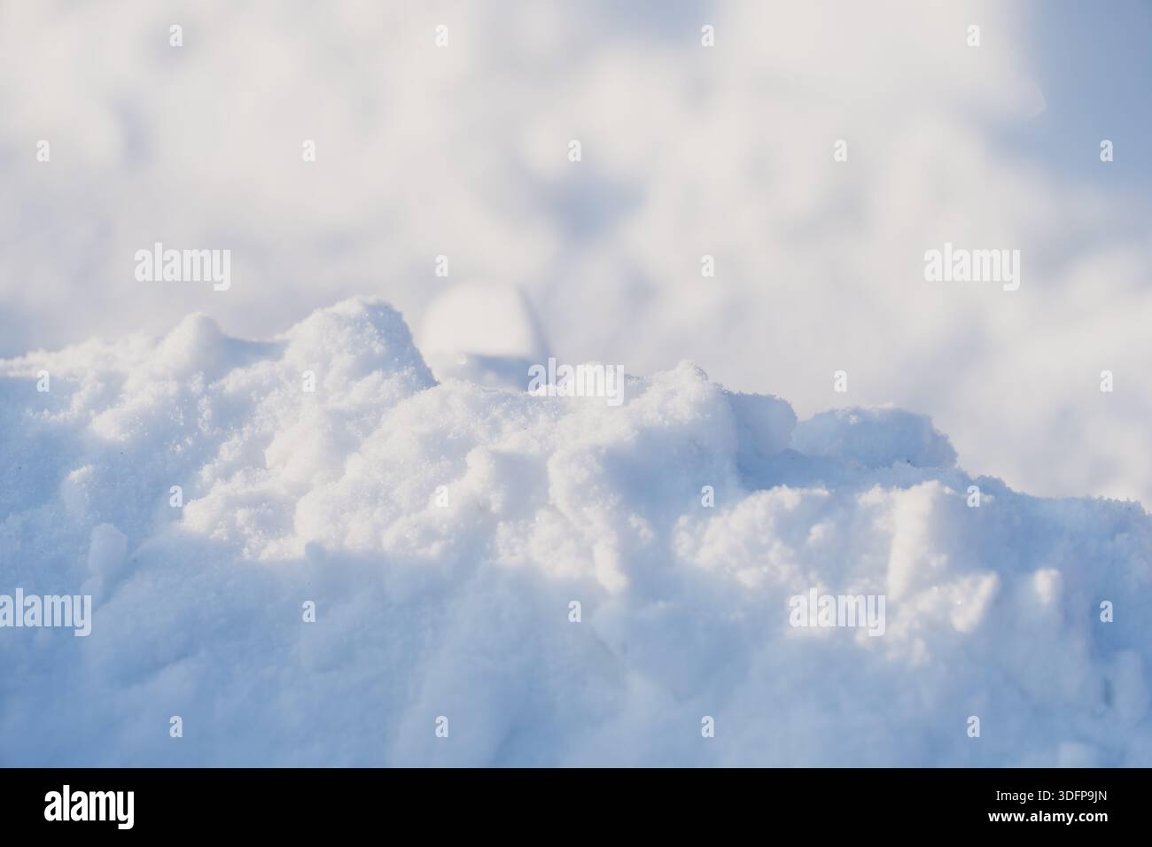 Frischer Schneehügel aus nächster Nähe mit kristallklarer Textur und funkelnden Kristallen, weichem, verschneiten Hintergrund und kühlen Tönen für minimalistischen Winterlook Stockfoto