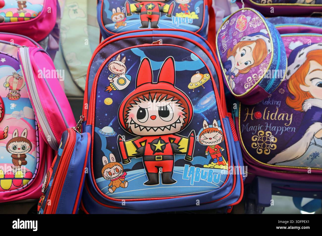 Kinderrucksäcke zum Verkauf an einem Marktstand Stockfoto