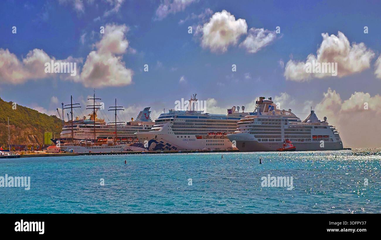 Der Marella Explorer und die Coral Princess and the Silver Spirit and the Royal Clipper in Great Bay Harbor and Docking Area Philipsburg St. Maarten D Stockfoto
