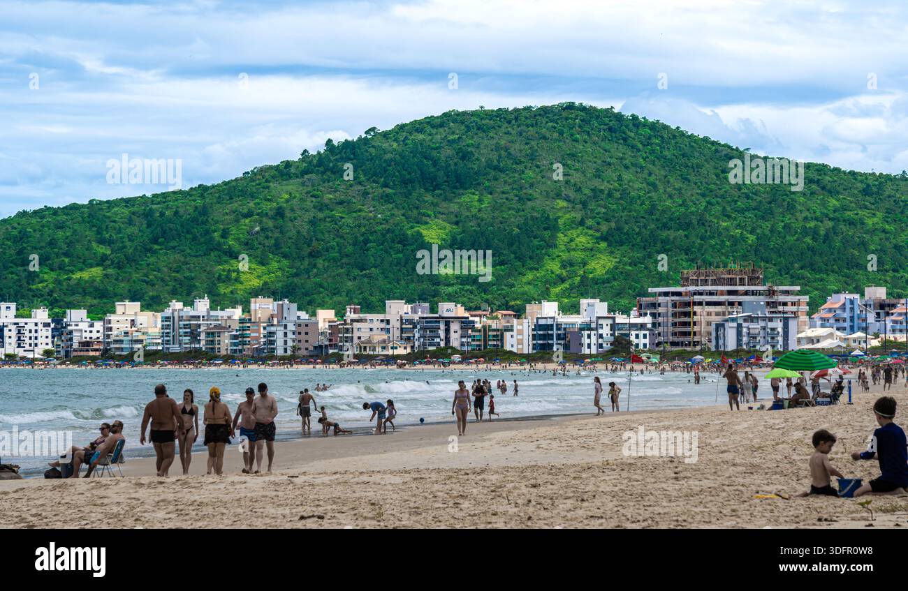 Praia de Palmas Strand mit städtischer Küste und grünen Hügeln, Brasilien Stockfoto