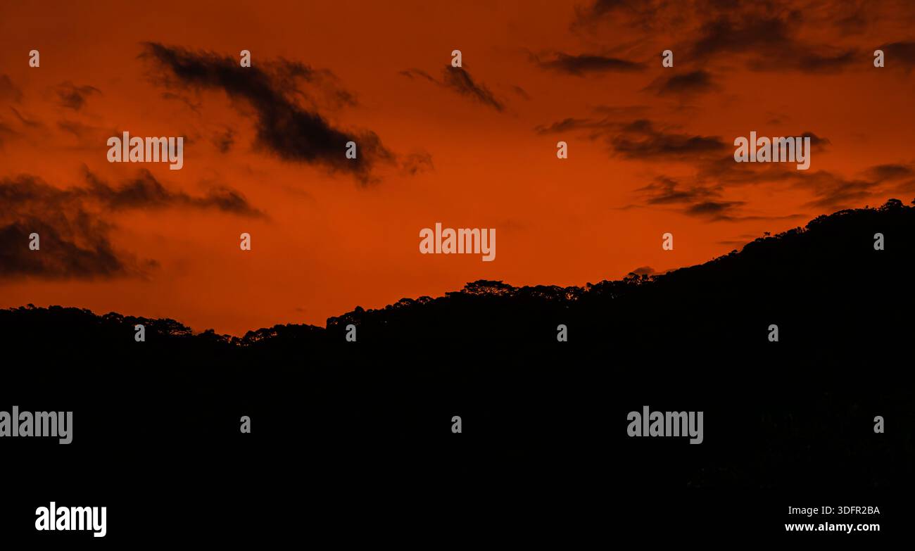 Dramatischer Himmel in der Abenddämmerung mit Silhouetten Stockfoto