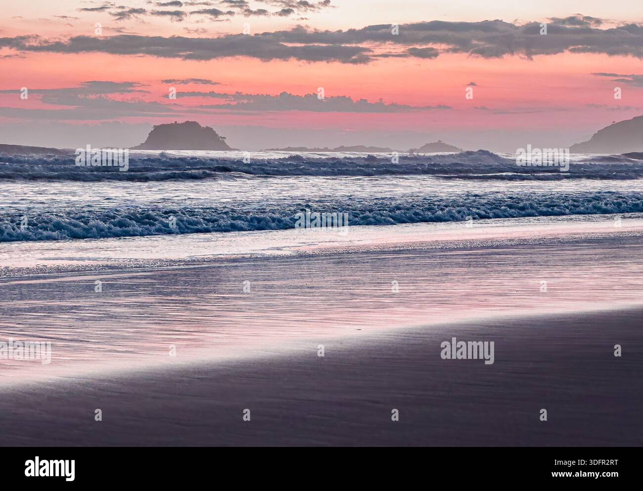 Sonnenaufgang über Praia de Palmas Strand in Brasilien Stockfoto