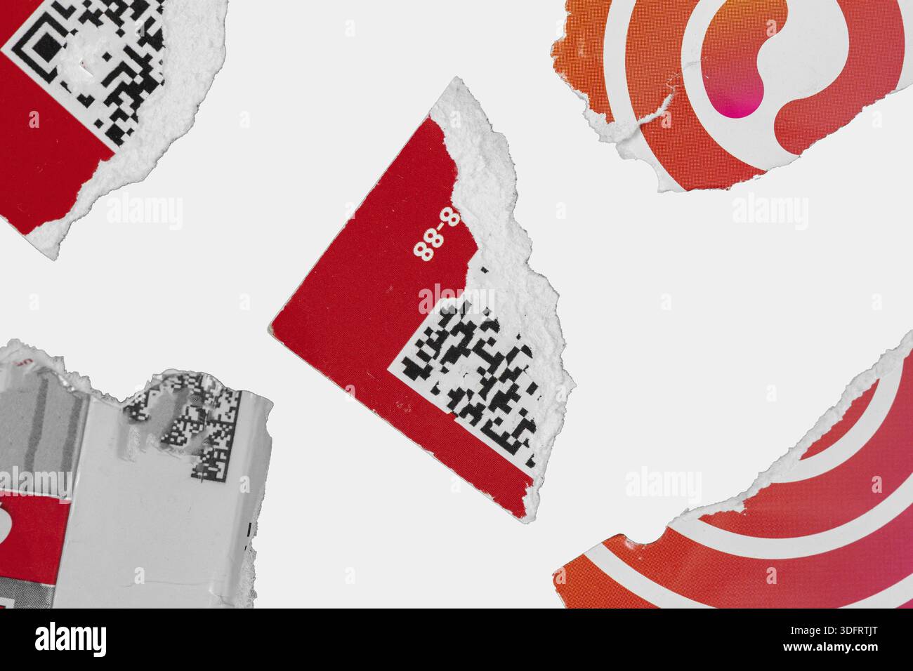Zerrissenes Papier mit einem Strichcode-Muster und in Bedruckung gerissenen Stücken Papieraufkleber-Textur. Collage von zerrissenen Aufkleberstücken mit QR-Codes, Zahlen und Fettdruck Stockfoto