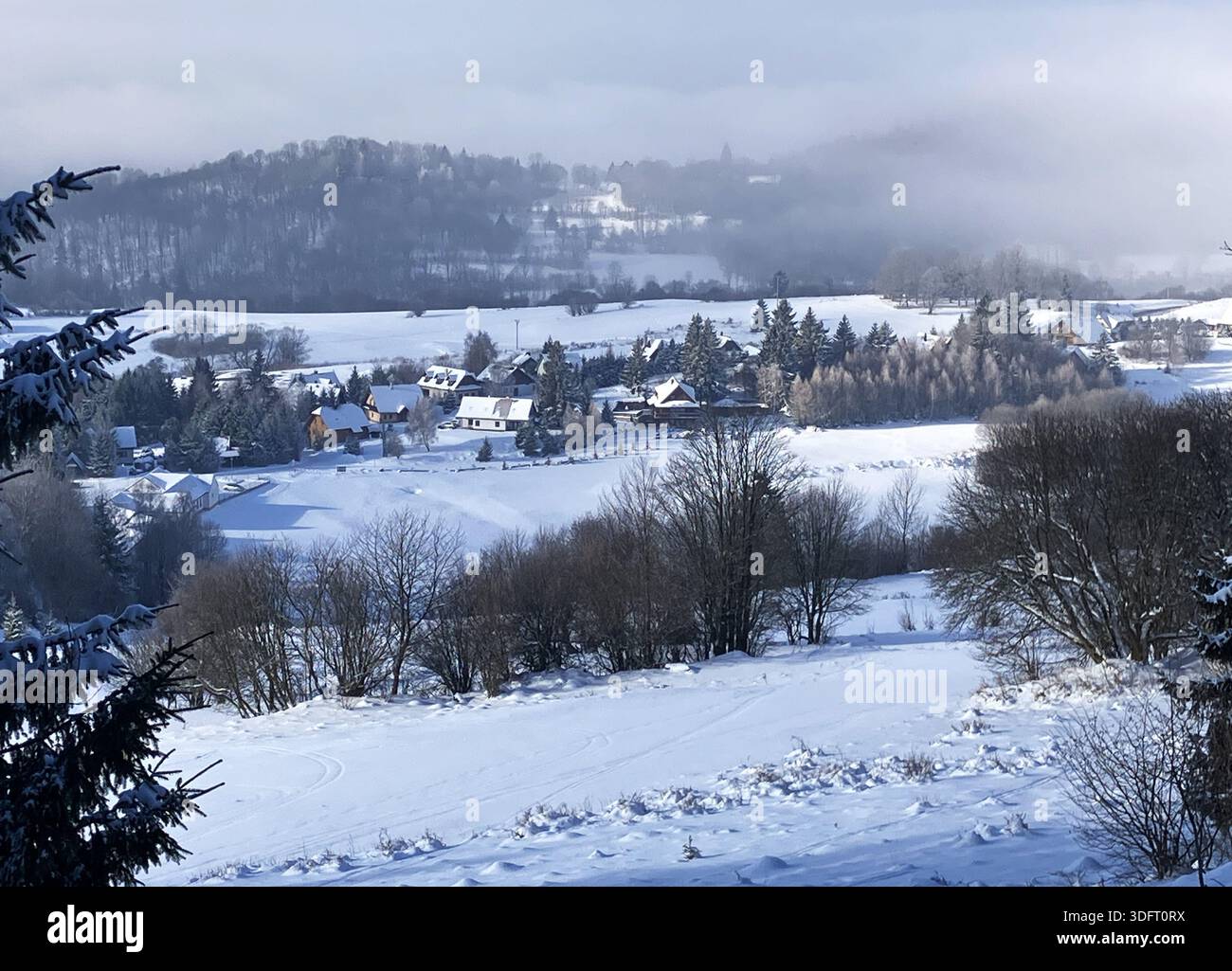 Winterlandschaft mit Chalet in nettem Bergdorf Stockfoto