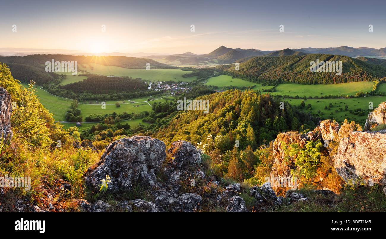 Panoramablick auf ein malerisches Tal im Morgenlicht, Nebel, Wiesen und Morgenlicht, Frühling ländliche Landschaft Stockfoto