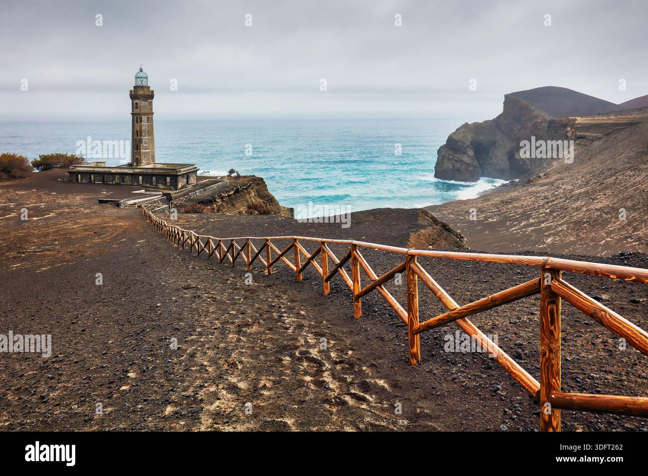 Blick auf den Vulkan Capelinhos, Leuchtturm von Ponta dos Capelinhos an der Westküste auf der Insel Faial, Stockfoto