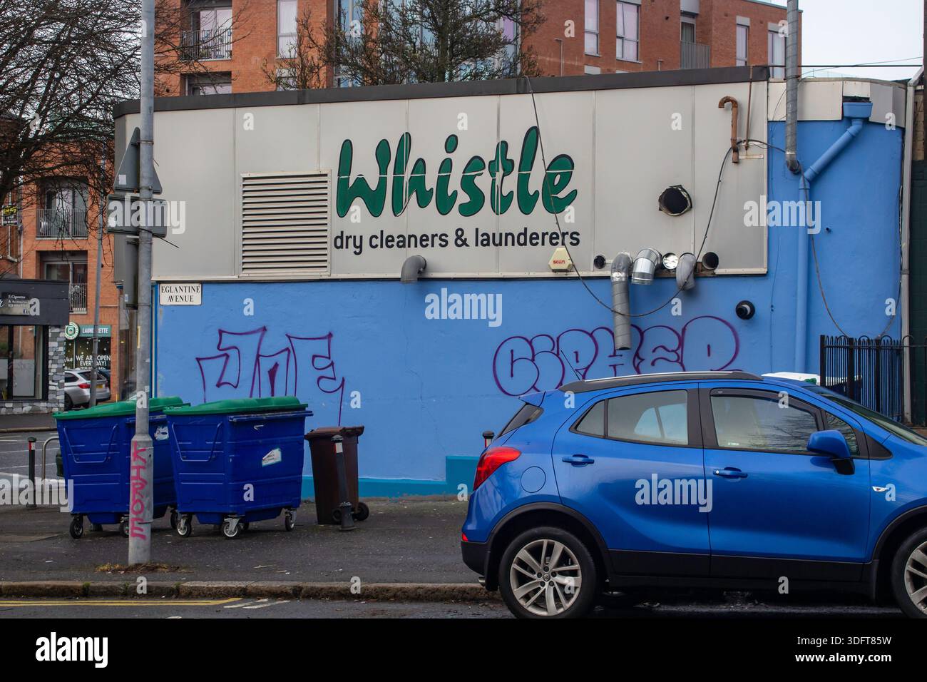 8. Januar 2026 Belfast. Ein Wäschereiunternehmen mit einer Waschmaschine vor dem Hintergrund der Aufnahme auf der Lisburn Road in South Belfast, Nordirland. Th Stockfoto